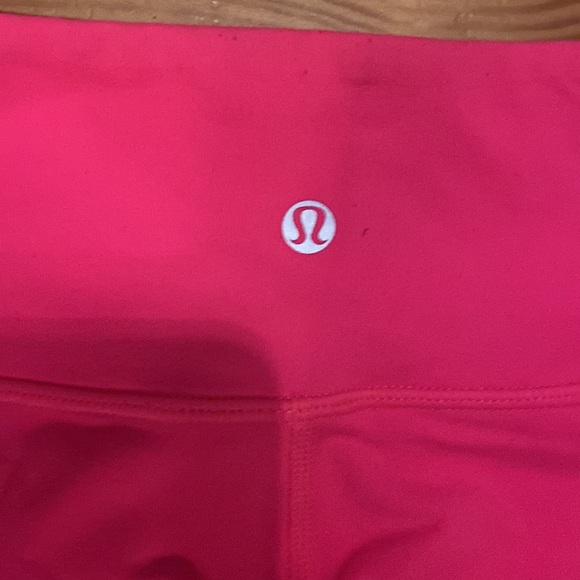 Lululemon size 6 hot pink capris - Picture 3 of 4
